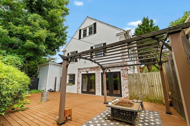 Building Photo - 887 Poplar Rd
