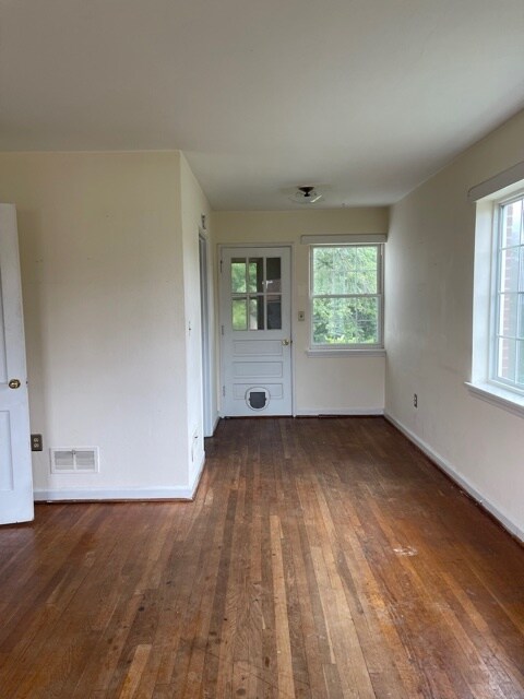 Living Room/Dining Room - 1305 Longwood Ave
