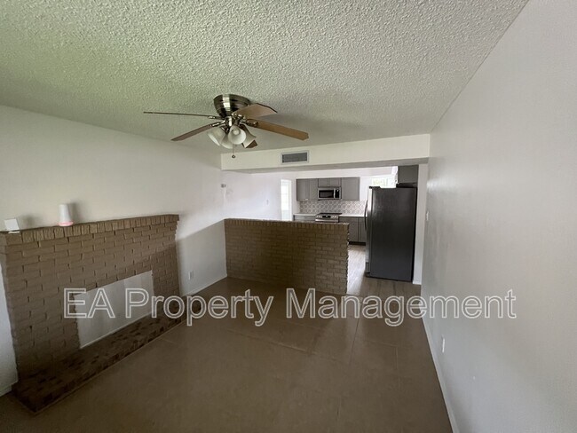 Foto del edificio - 11620 Versailles Ave NE