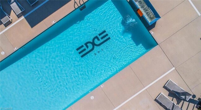 Foto del edificio - 111 Edgeway Dr
