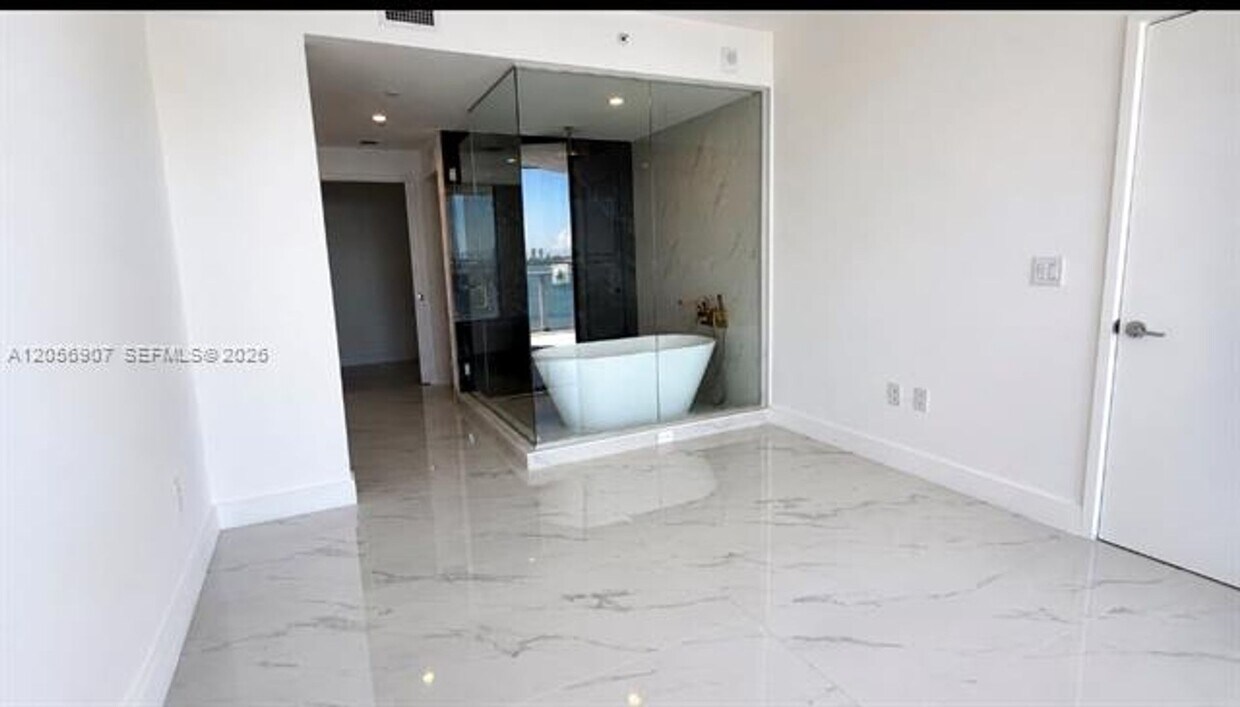 Foto del edificio - 700 NE 24th St