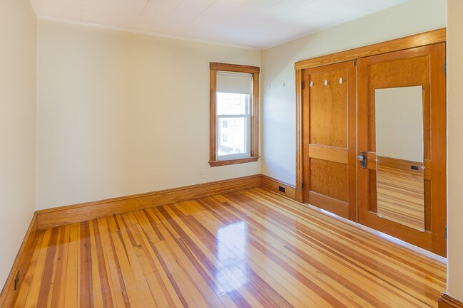 Building Photo - 2 Roslyn St Ct