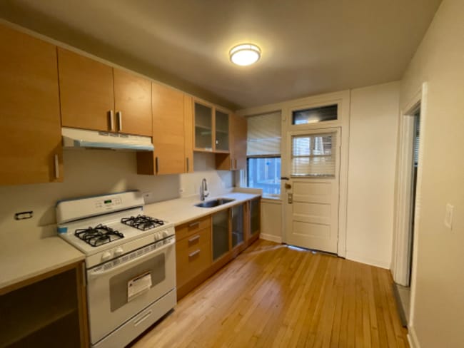 Photo - 2143 W Chase Ave (Chicago, IL) Apartment