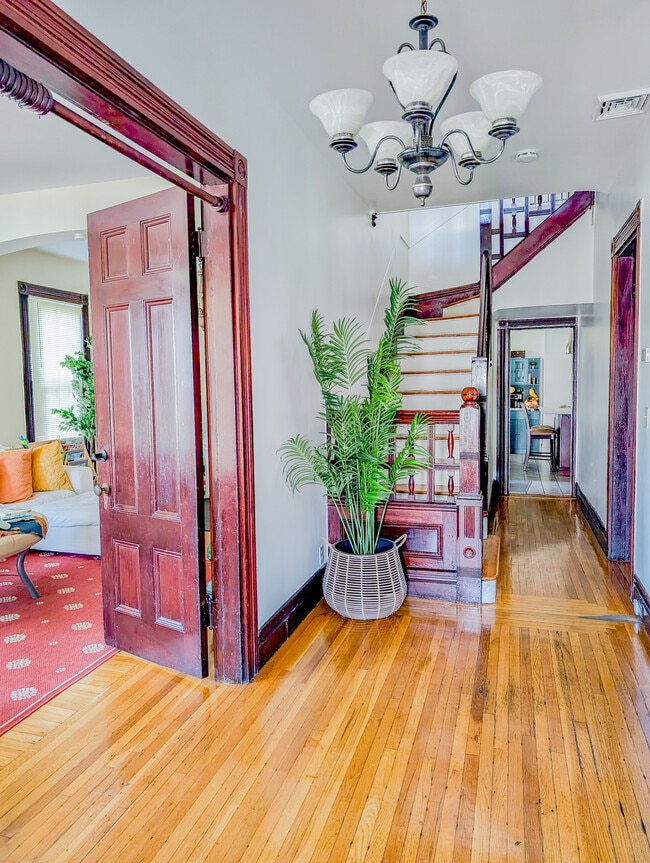 Building Photo - 15 Rosseter St