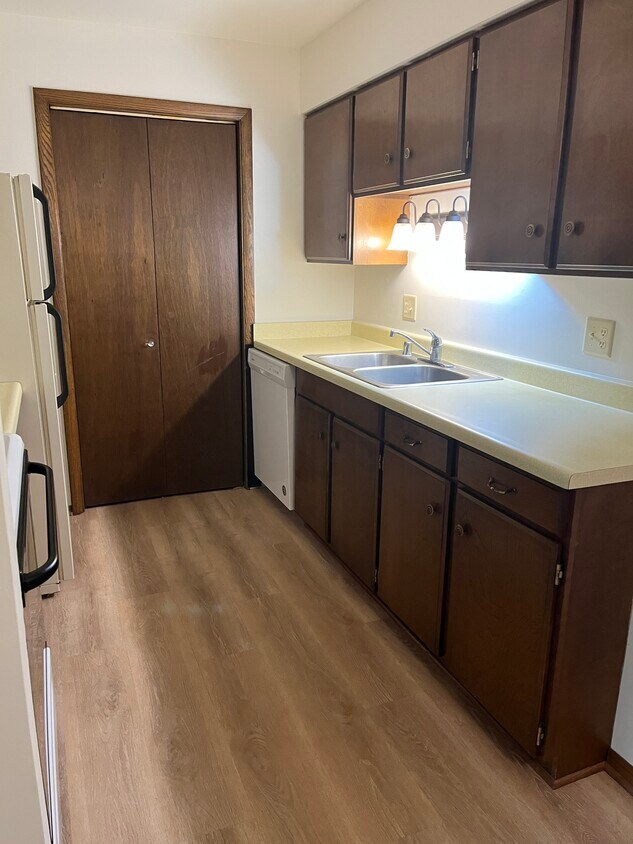 1801 Stonebridge Rd Unit 103, West Bend, WI 53095 Apartments in West