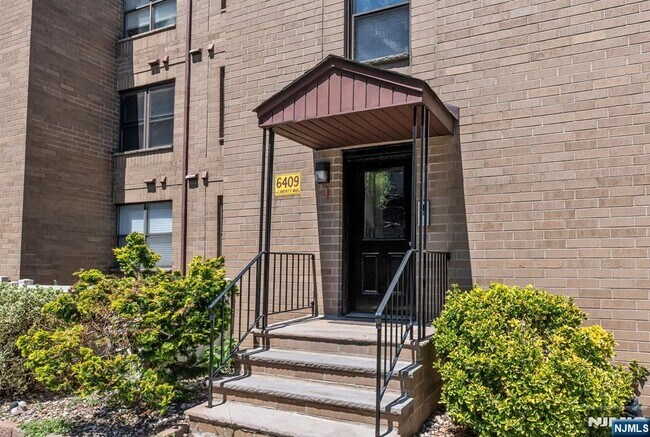 Foto del edificio - 6409 Liberty Ave