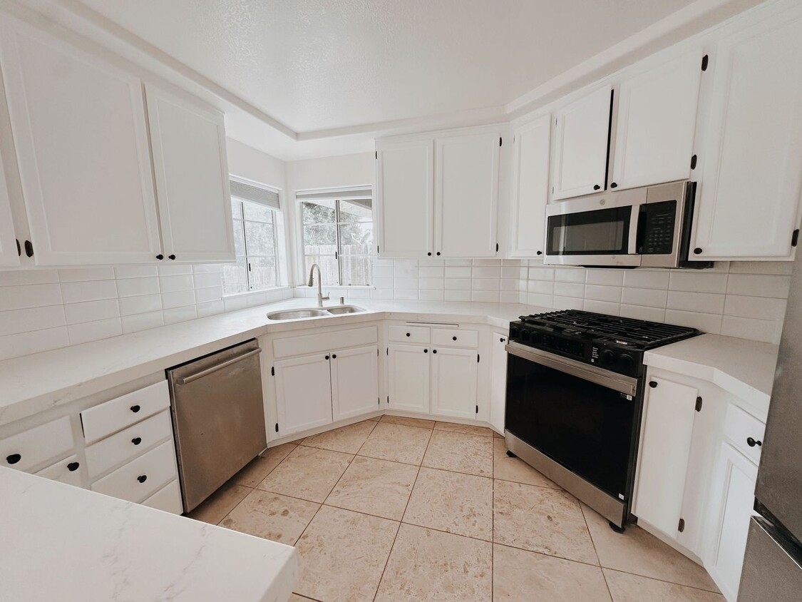 Primary Photo - Beautiful 2 Story Single Family Home, Peac...
