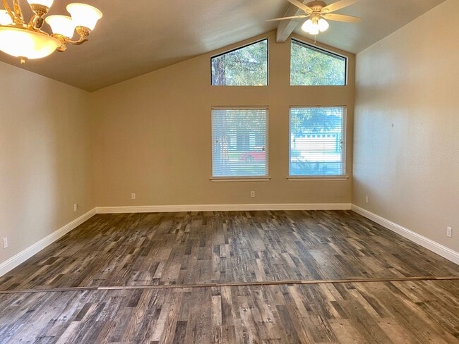 Foto del edificio - $2,250 Armstrong & Sierra, Beautiful 3 Bed...