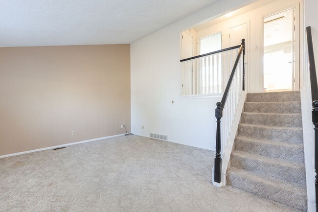 Building Photo - NW Longmont Spacious Tri Level.