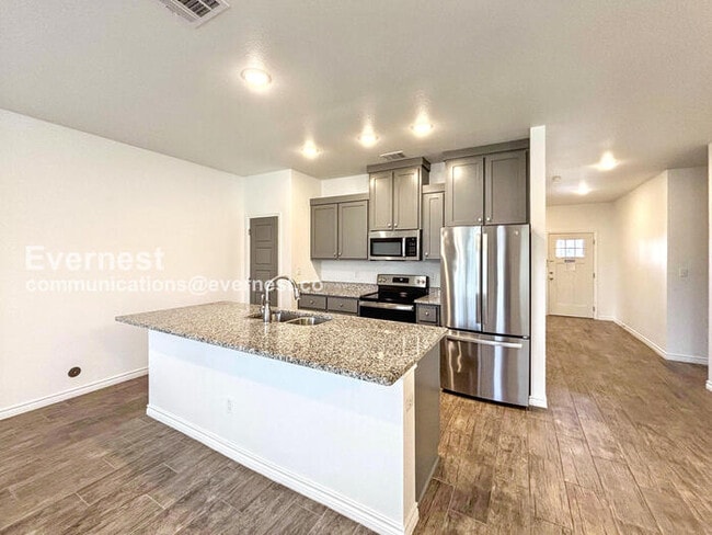 Building Photo - 2203 Hornbeam St