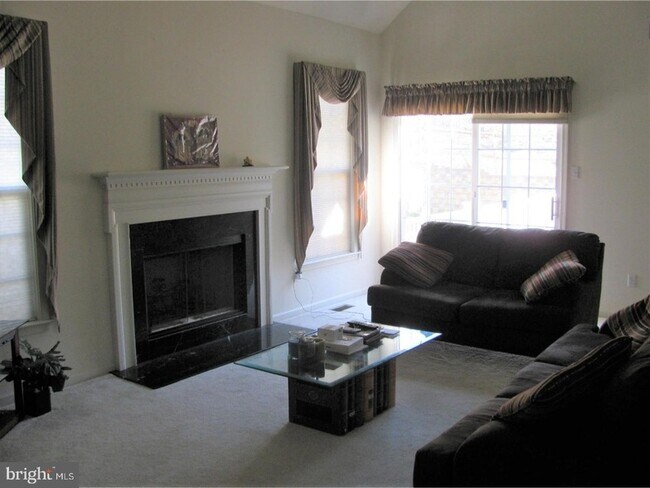 Foto del edificio - 218 Silverbell Ct