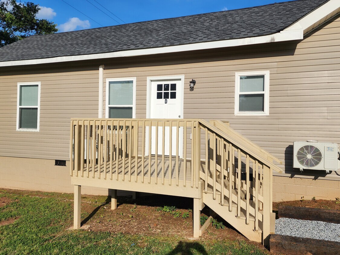 Building Photo - Main Street