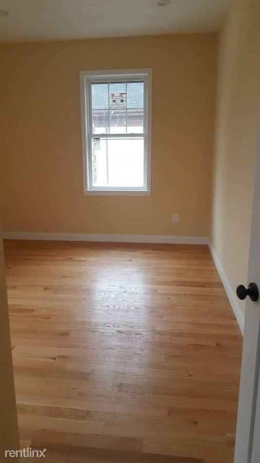 Building Photo - 4 br, 2 bath  - 27 Russell St