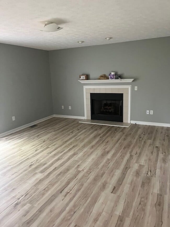 Building Photo - Spacious 4 Bed, 2.5 Bath Home in Woodgate