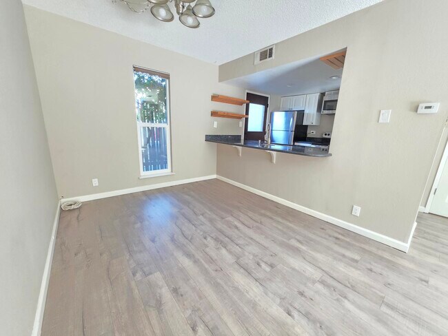 Foto del edificio - 5472 Roundtree Pl