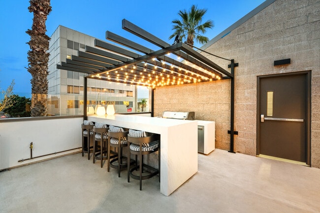 Building Photo - 2729 Wilshire Blvd