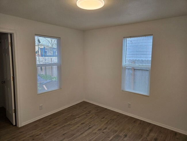 Building Photo - 2 Bedroom with Bonus Room off Barger