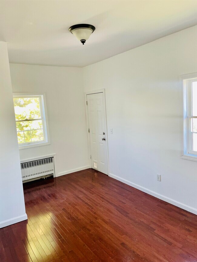 Building Photo - 171 W 24th St