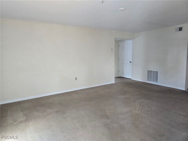 Foto del edificio - 1753 Four Mile Cove Pkwy