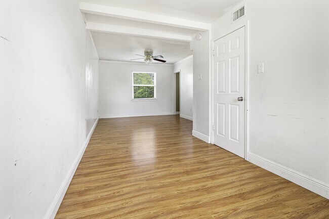 Foto del edificio - 421 Holy Cross Pl