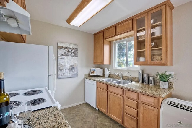 Building Photo - Bright 1BR with Private Balcony, In-Unit Laundry & Pool Access in Central San Diego