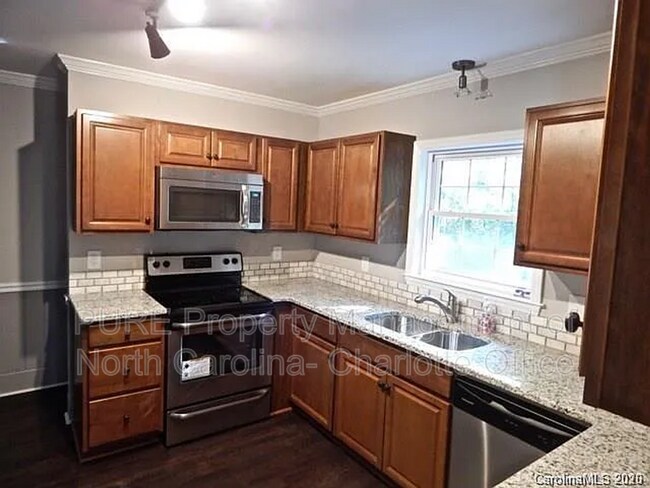Foto del edificio - 227 N Sharon Amity Rd