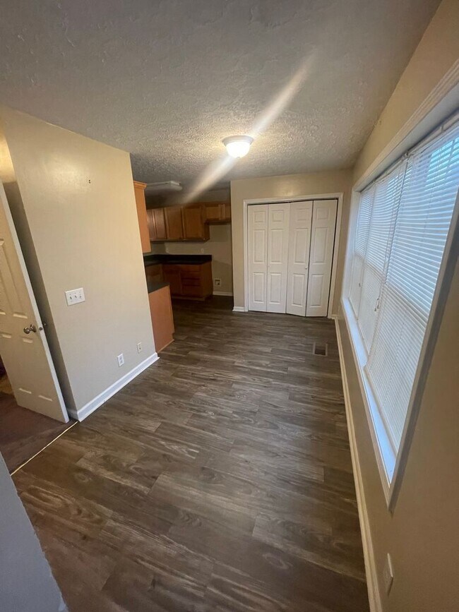 Building Photo - 3 Bed 2.5 Bath Townhome For Rent in Prattv...