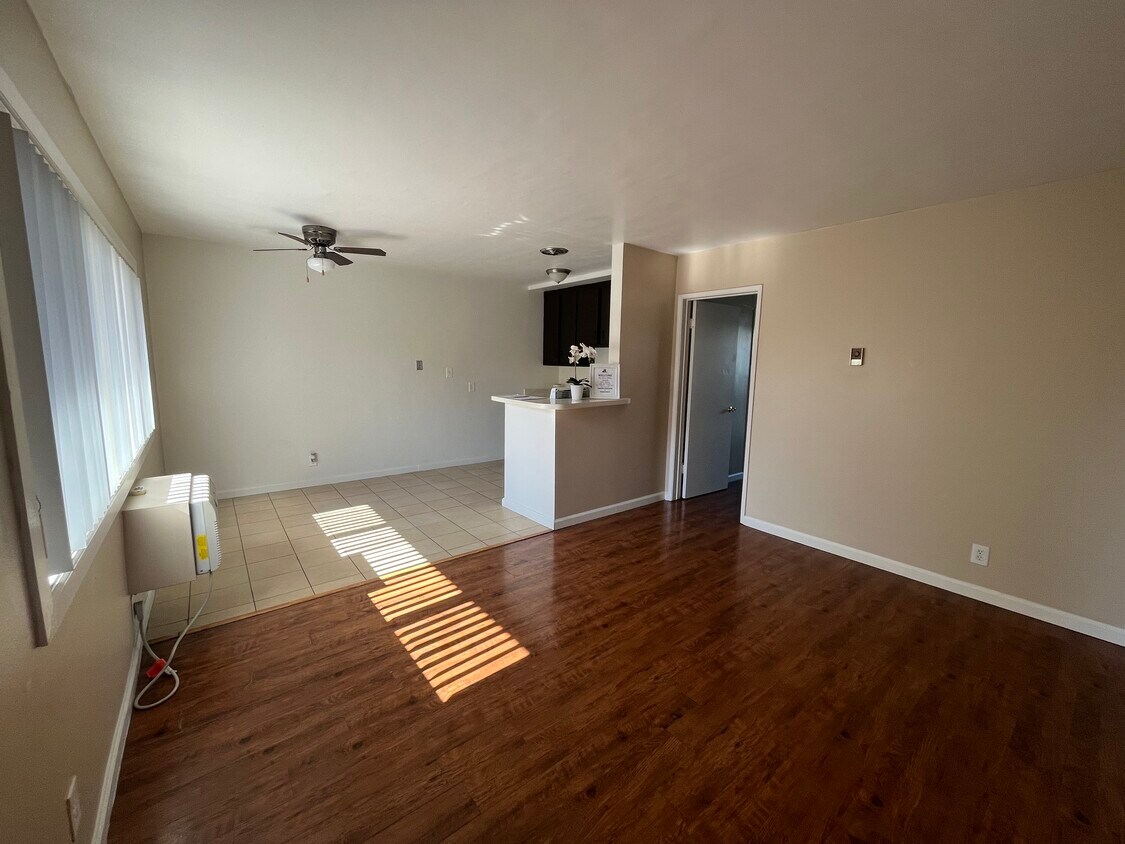 Foto principal - 24370 Newhall Ave