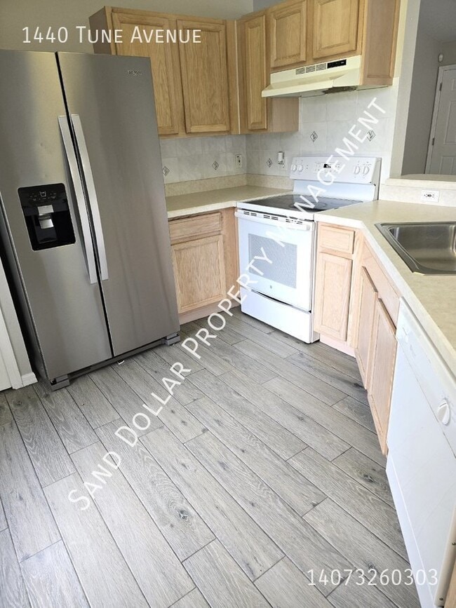 Building Photo - Beautiful newer 3 bedroom 2 bath open plan...