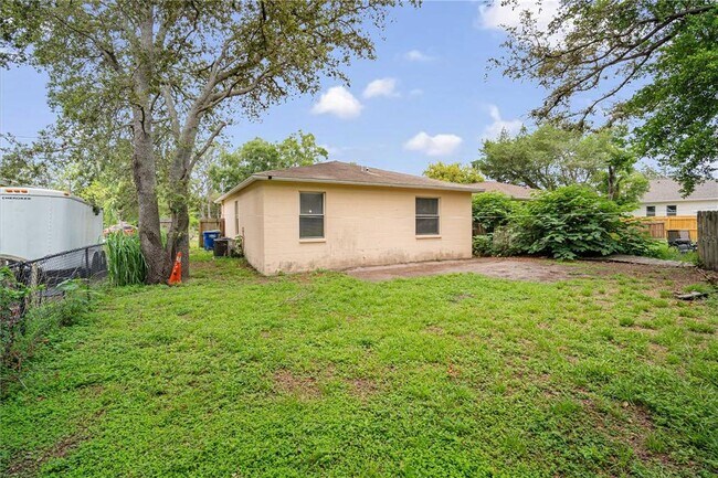 Foto del edificio - 3803 N Garrison St