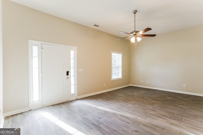 Building Photo - 719 Woodwind Dr