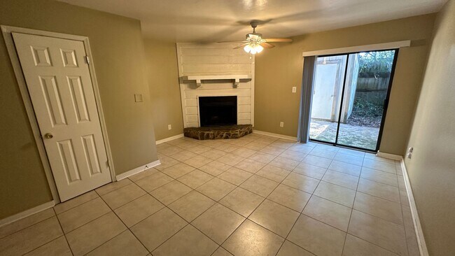 Building Photo - CUTE 2/1.5 w/ Small Fenced Yard, Close to ...