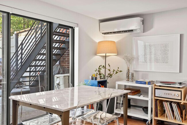 Foto del edificio - 649 DeKalb Ave