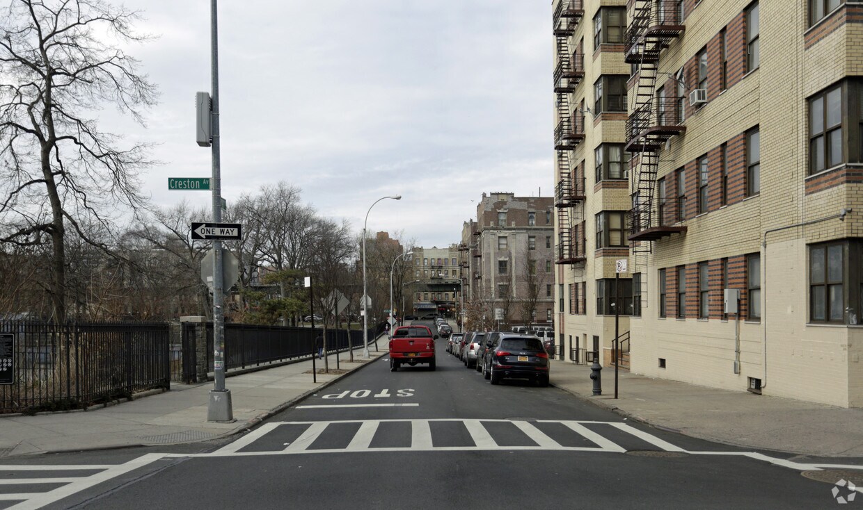 Foto del edificio - 9 E 193rd St