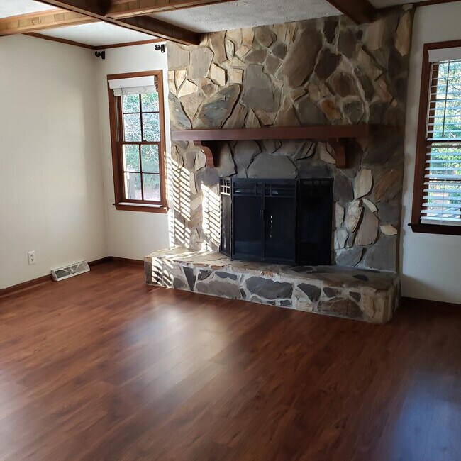 Building Photo - 1418 Alpine Dr
