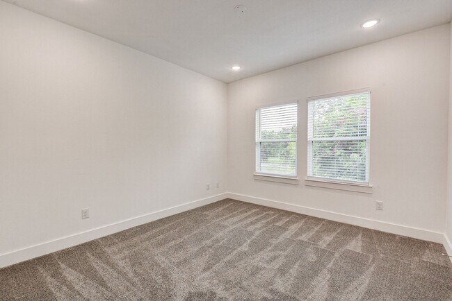 Building Photo - Two Story Duplex!