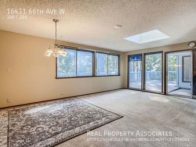 Building Photo - 3bd, 2 bath duplex unit -1 block to Meadow...