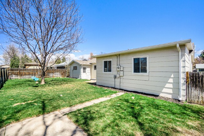 Building Photo - 221 Columbine Ct