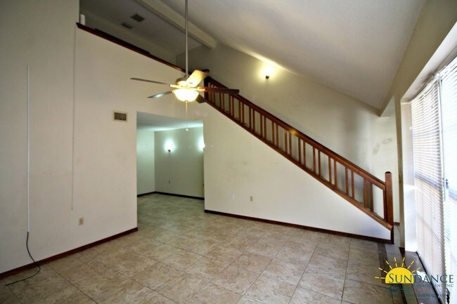 Building Photo - 1007 Pineview Blvd
