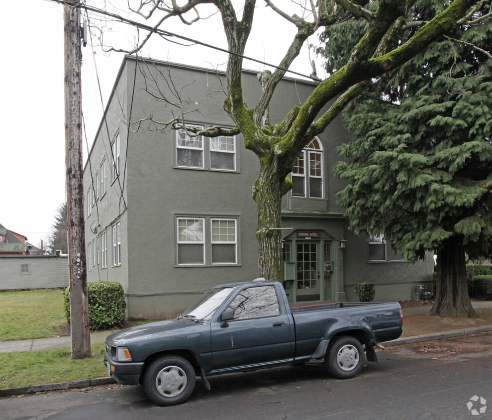 Building Photo - 2100 NE Everett St