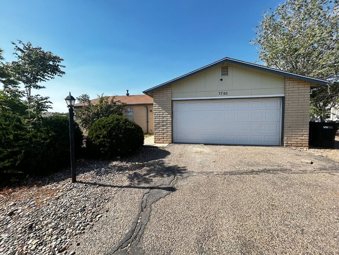 Foto principal - 3 bed 2 bath home! Available NOW!