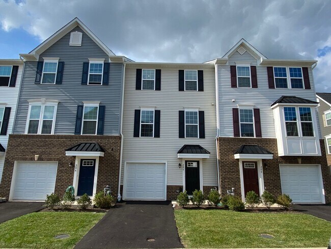 Foto del edificio - Beautiful 4-Bedroom/3.5-Bathroom Townhouse...
