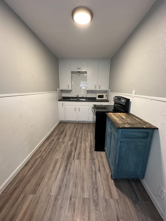 Building Photo - 7603 Alcove Ave