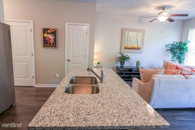 Building Photo - 3 br, 2.5 bath Townhome - 5847 Taka Ln