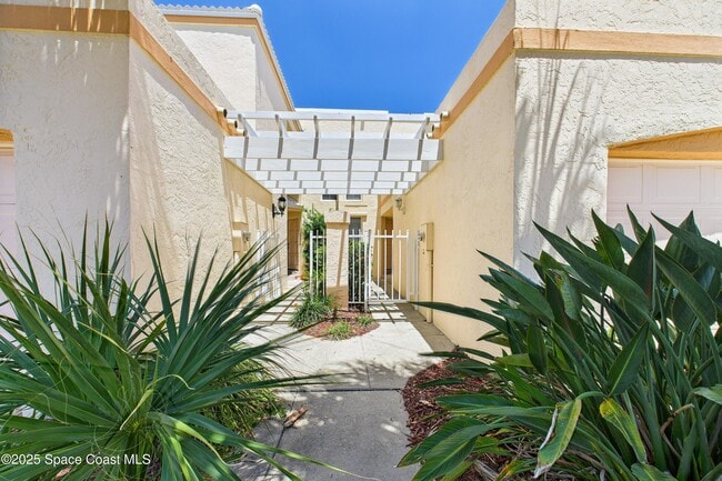 Building Photo - 2293 Venetia Pl