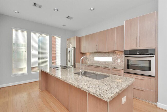 Building Photo - 2758 Clay St