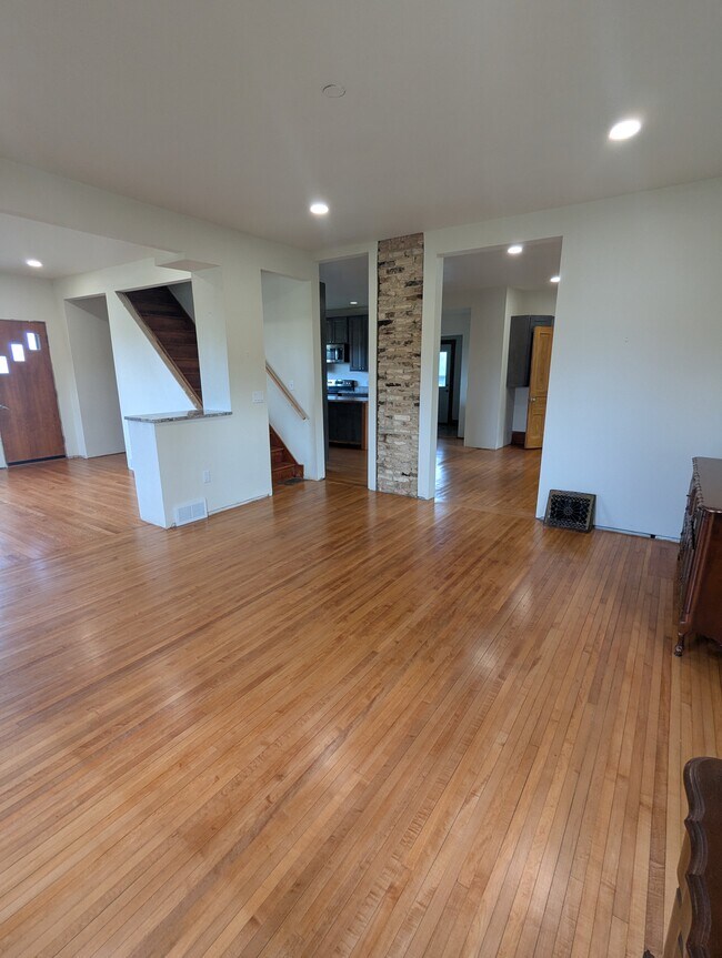 Building Photo - 10326 Brattlie Rd