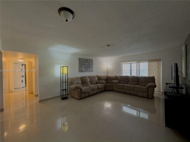 Foto del edificio - 325 W Laurel Dr