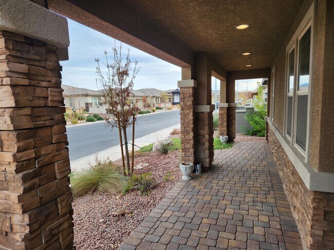 Building Photo - 625 Comodo St