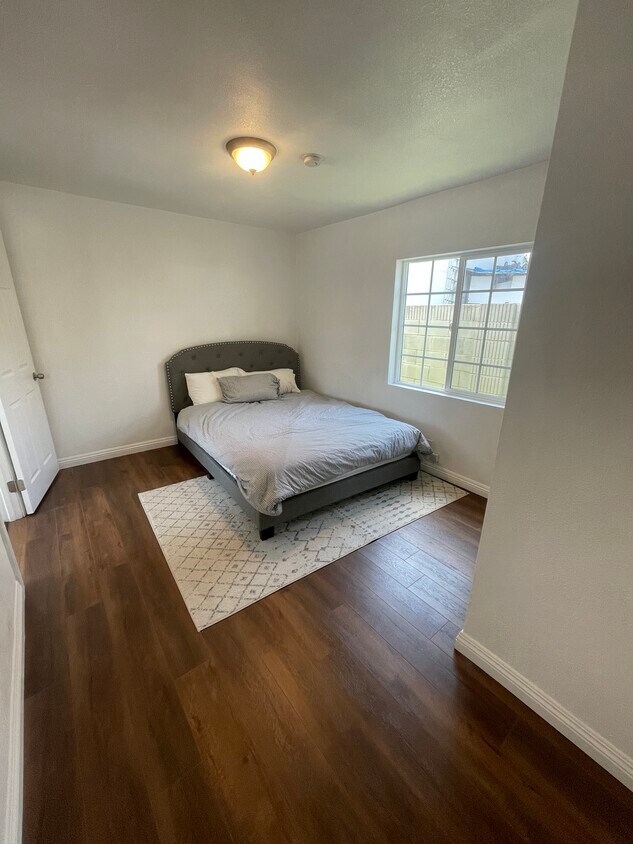 Foto principal - 533 E 36th St